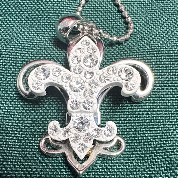 🖤Elegant Silver Fleur-de-Lis Necklace🖤 - Picture 3 of 3